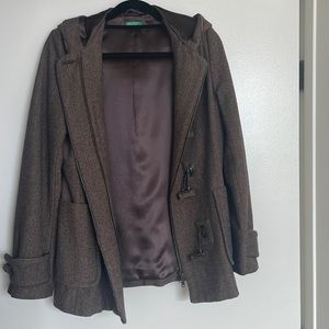 Of Benetton zipper and hooped brown jacket. Great quality material/product.